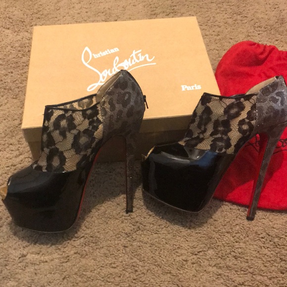 Christian Louboutin: Aeronotoc Patent Leather/Lace Leopard/Lane Booties - Picture 2 of 7